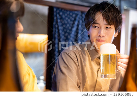 一名男子在酒吧喝酒 129106093