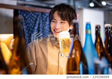 一名男子在酒吧喝酒 129106094