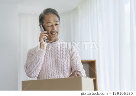 老人在智慧型手機上交談 移動/整理影像 老人在智慧型手機上交談 移動/整理影像 129106180