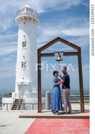 夏日里,一對情侶在野間崎燈塔前宣誓愛情 夏日里,一對情侶在野間崎燈塔前宣誓愛情 129106423