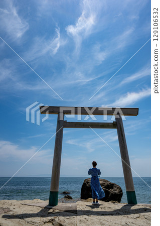 一名婦女向愛知縣南知多市坪浦町的伊勢神宮祈禱 一名婦女向愛知縣南知多市坪浦町的伊勢神宮祈禱 129106532