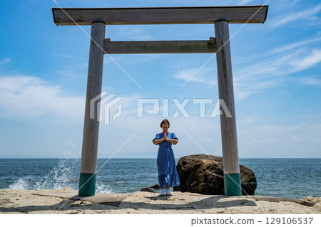 A woman praying towards Ise Shrine, Tsubuteura, Minamichita, Aichi Prefecture 129106537