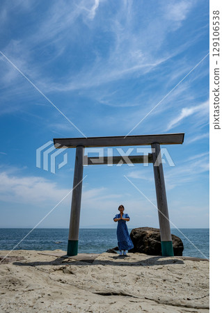 A woman praying towards Ise Shrine, Tsubuteura, Minamichita, Aichi Prefecture 129106538
