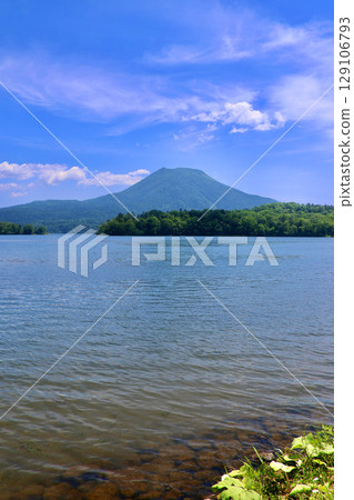 初夏的阿寒湖（北海道釧路市阿寒町） 129106793