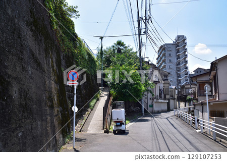 Slopes near Nishi-Shinjuku 5-chome Station in Nakano and Shibuya Wards 129107253