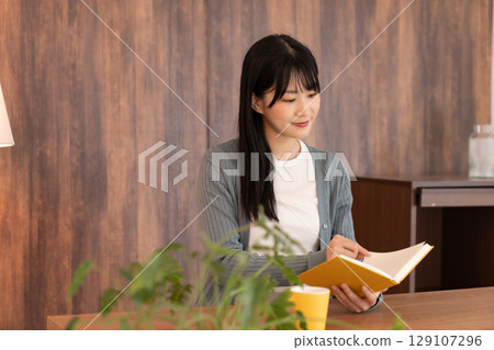 讀一本書的年輕女子 讀一本書的年輕女子 129107296