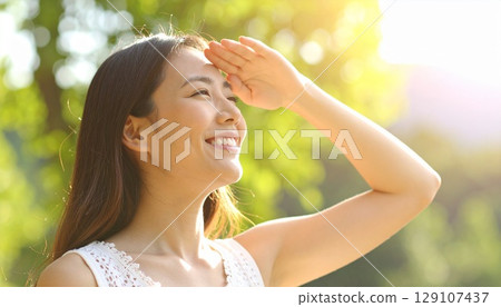 沐浴在陽光下的女人 129107437