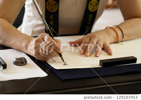 愛知縣知多市岩屋寺,一位女子正專心致志地抄寫經文 愛知縣知多市岩屋寺,一位女子正專心致志地抄寫經文 129107453