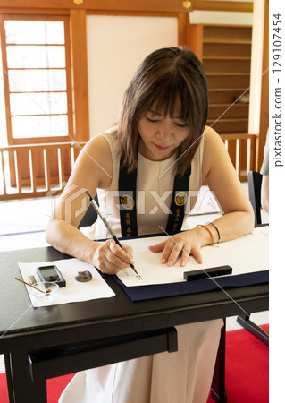 愛知縣知多市岩屋寺，一位女子正專心致志地抄寫經文 129107454