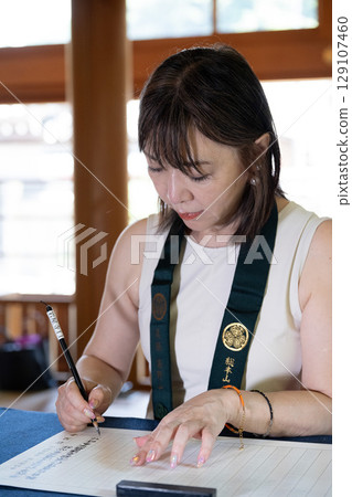 愛知縣知多市岩屋寺，一位女子正專心致志地抄寫經文 129107460