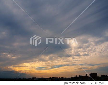 層積雲中的條紋圖案 層積雲中的條紋圖案 129107508