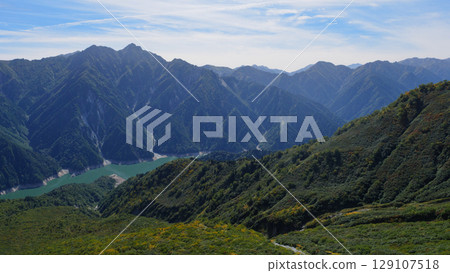 從大觀峰眺望初秋的黑部湖 從大觀峰眺望初秋的黑部湖 129107518