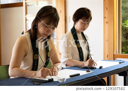 女生們到愛知縣知多市岩屋寺抄寫佛經 129107582