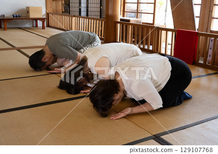 Travelers practicing zazen at Iwayaji Temple, Chita, Aichi Prefecture Travelers practicing zazen at Iwayaji Temple, Chita, Aichi Prefecture 129107768