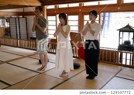 Travelers practicing zazen at Iwayaji Temple, Chita, Aichi Prefecture Travelers practicing zazen at Iwayaji Temple, Chita, Aichi Prefecture 129107772