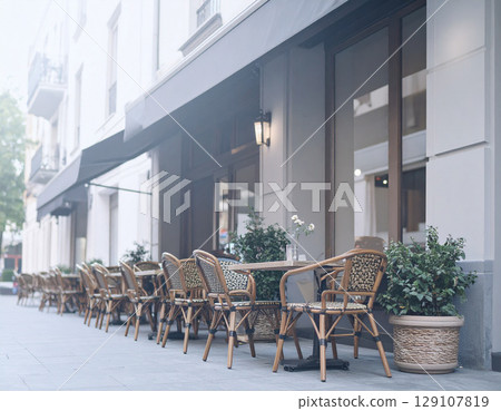 時尚咖啡廳露台桌外部露台座位開放式咖啡廳城市街道 129107819