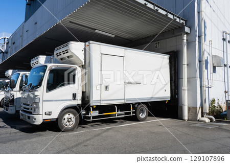 物流倉庫的裝卸區和一輛卡車 129107896