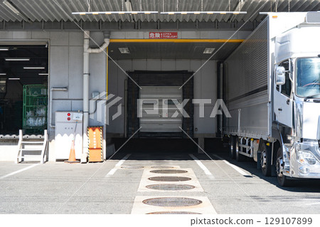 物流倉庫的裝卸大門、卡車連接點以及右側的1號貨架 129107899