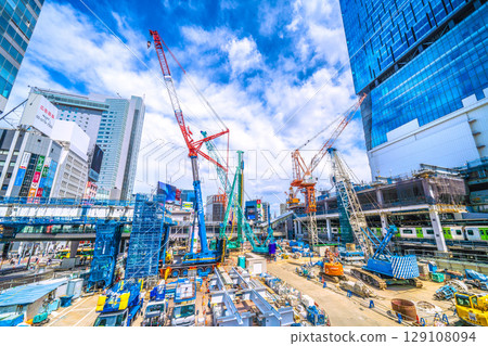 Tokyo cityscape in Japan on the 27th. Huge heavy machinery such as pile drivers are lined up... SELAMAT DATANG... 129108094