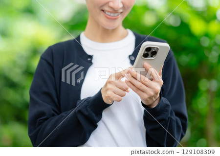 智能手機的女人 129108309