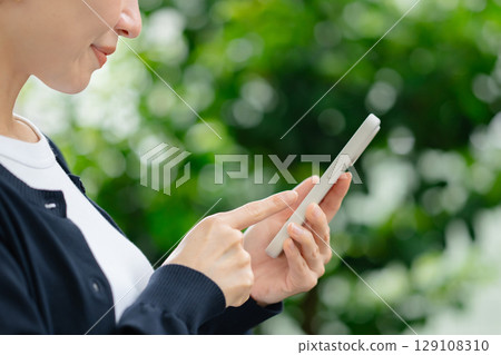Woman with smartphone 129108310