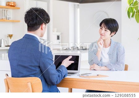 一位家庭主婦諮詢財務規劃師。 129108555