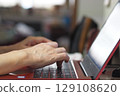 操作電腦的一位老婦人的手 129108620