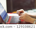 操作電腦的一位老婦人的手 129108621