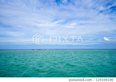 與論島由比濱的蔚藍大海與天空 與論島由比濱的蔚藍大海與天空 129109190