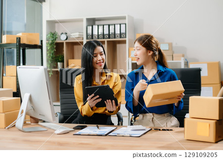 Starting small businesses SME owners, two check online orders Selling products working with boxs freelance work Starting small businesses SME owners, two check online orders Selling products working with boxs freelance work 129109205