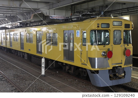 Seibu Railway's old 2000 series train heading to Ohmi Railway (Koteji Depot → JR Shin-Akatsu Station) Seibu Railway's old 2000 series train heading to Ohmi Railway (Koteji Depot → JR Shin-Akatsu Station) 129109240