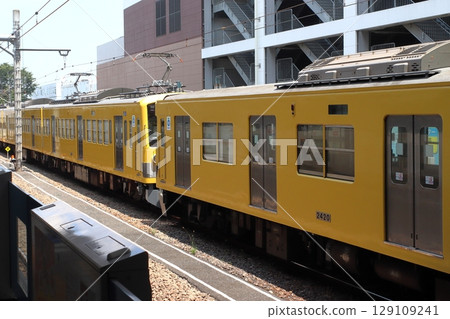 Seibu Railway's old 2000 series train heading to Ohmi Railway (Koteji Depot → JR Shin-Akatsu Station) Seibu Railway's old 2000 series train heading to Ohmi Railway (Koteji Depot → JR Shin-Akatsu Station) 129109241