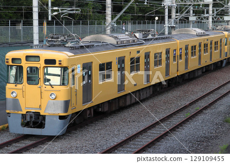 西武新宿線舊 2000 系列列車在送往近江鐵路之前 西武新宿線舊 2000 系列列車在送往近江鐵路之前 129109455
