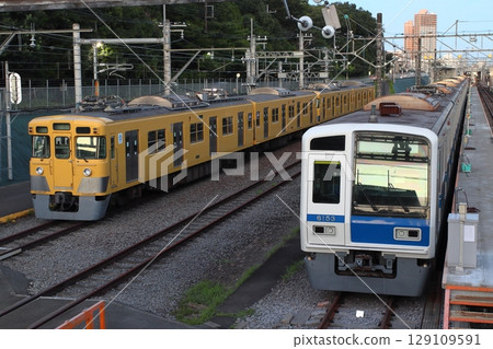 西武新宿線舊 2000 系列列車在送往近江鐵路之前 129109591