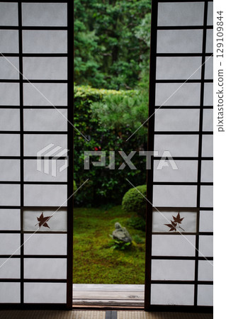 The garden of Bunda-in Temple seen through the gaps in the shoji screen 129109844