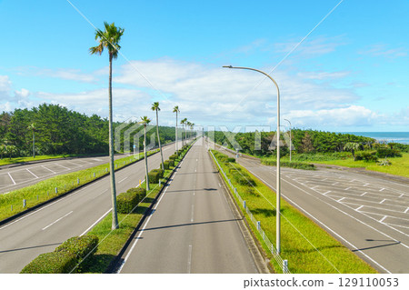 宮崎縣一葉收費公路和通往藍天的筆直道路 129110053