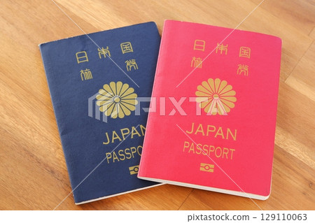 護照-想像一下準備一本護照(10 年期和 5 年期)併計劃出國旅行。 護照-想像一下準備一本護照(10 年期和 5 年期)併計劃出國旅行。 129110063