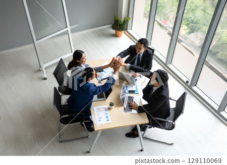 專案團隊為實現目標而欣喜 129110069