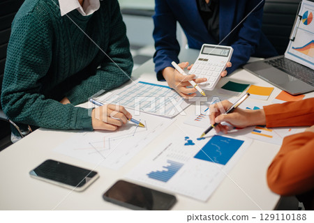 Business team meeting. professional investor working new start up project. 129110188