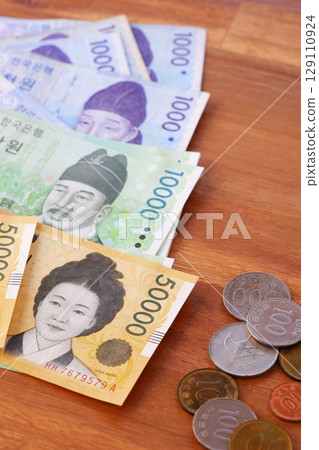 韓國貨幣，韓元 KRW（紙幣和硬幣） 129110924