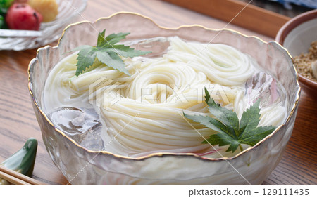 冰麥和佐料漂浮在冰水中,營造出清爽的日式夏日用餐場景 冰麥和佐料漂浮在冰水中,營造出清爽的日式夏日用餐場景 129111435