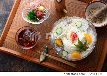 冰麥和佐料漂浮在冰水中，營造出清爽的日式夏日用餐場景 129111449