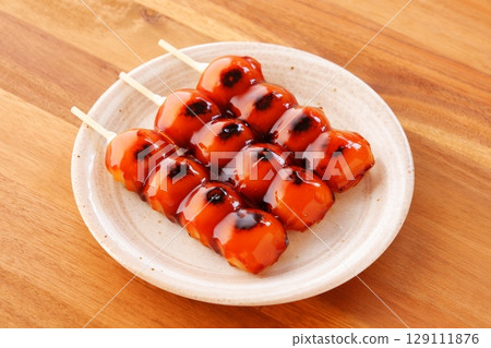 串連子-美味的御手洗團子搭配香濃的醬油 串連子-美味的御手洗團子搭配香濃的醬油 129111876