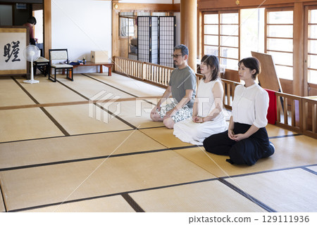 Men and women experiencing zazen 129111936