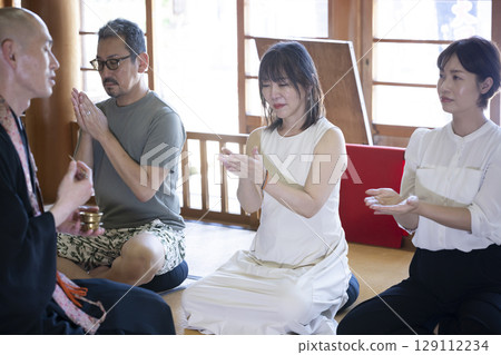 體驗坐禪的男女 129112234