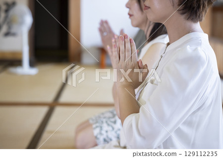 Men and women experiencing zazen Men and women experiencing zazen 129112235