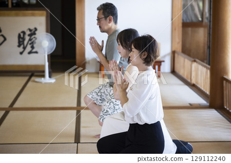 體驗坐禪的男女 129112240