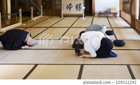 Men and women experiencing zazen Men and women experiencing zazen 129112241