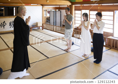 Men and women experiencing zazen 129112243