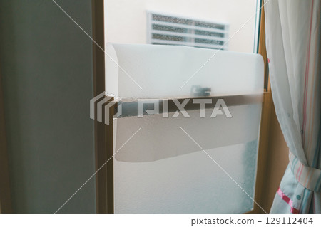 Peel the privacy sheet off the window glass Peel the privacy sheet off the window glass 129112404